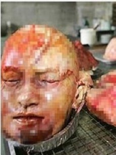 热点播报-20131206-美行为艺术家把白人女子挂脖子上当"人肉围巾"引