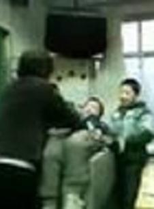 资讯《热点播报-20150405-老师催交作业被四