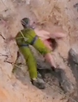 搞笑奇趣-好恐怖！实拍男孩攀岩下坠撞到岩石上，估计断了