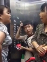 两妇女电梯内吵架，小孩表情亮了